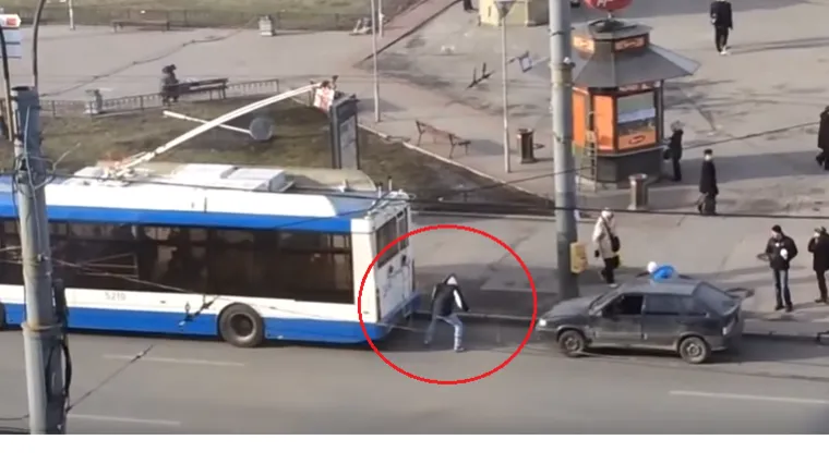 Poku&scaron;ali pokrenuti auto nasred ceste, ali im se 'originalna ideja' brzo obila o glavu