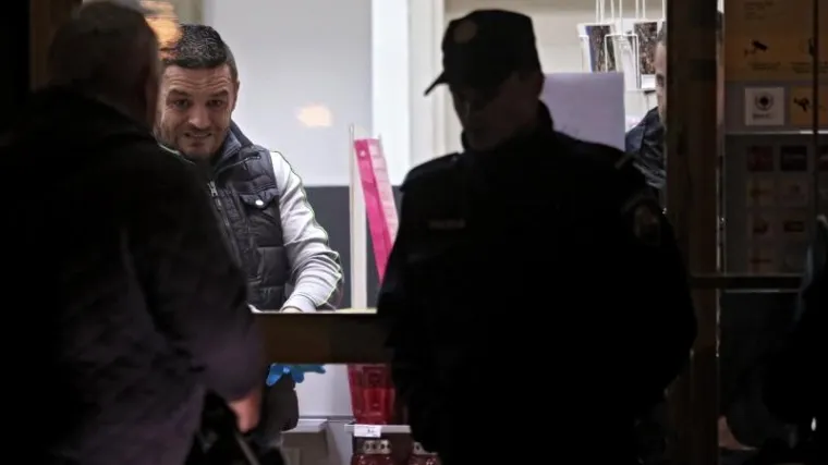 Metak uletio u stan u kojem su bili majka i dijete