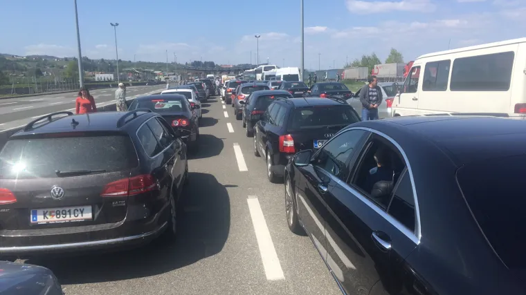 Iako tvrde da su ukinute detaljne provjere, na prelazak granice se čeka vi&scaron;e od dva sata!