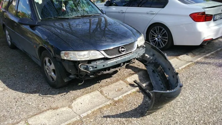 Zagrepčanin moli za pomoć: pred bolnicom mu uni&scaron;tili cijeli branik pa pobjegli