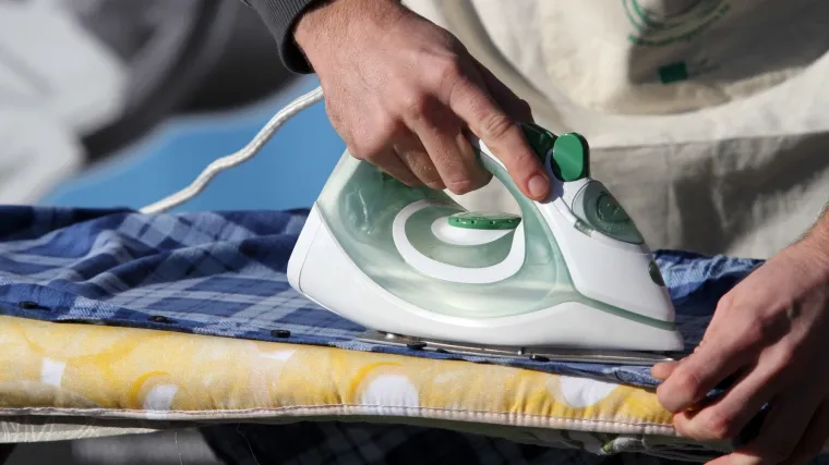 Hrvatski muževi bolji od srpskih i bosanskih, ali gori od slovenskih: samo 7 posto ih pegla, a 11 posto pere suđe