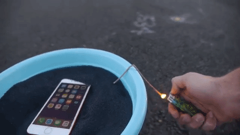 Novi crveni iPhone stavili na 11 kilograma baruta. Evo što se zatim dogodilo