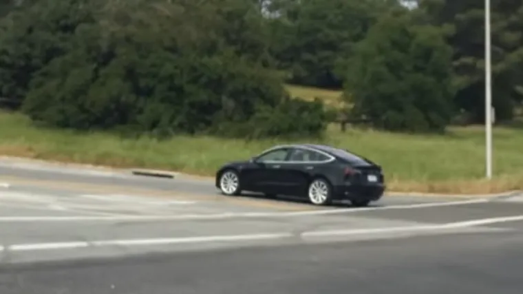 Nadolazeći Teslin Model 3 snimljen na kalifornijskim ulicama