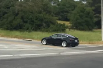 Nadolazeći Teslin Model 3 snimljen na kalifornijskim ulicama