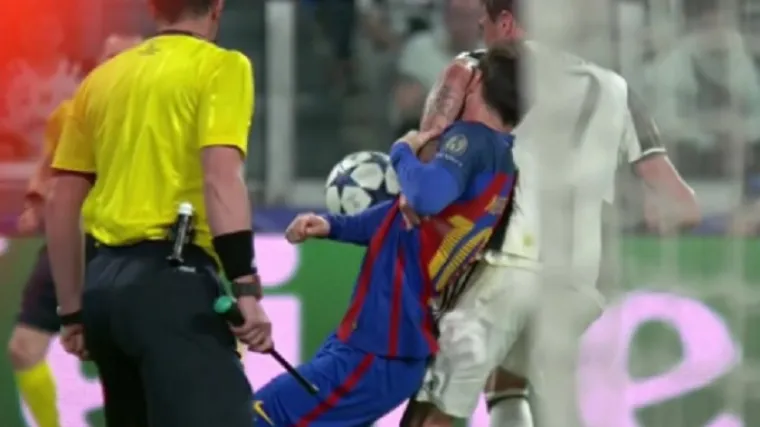 Mandžukić uvalio lakat Messiju, pa ga uhvatio za vrat i odgurnuo