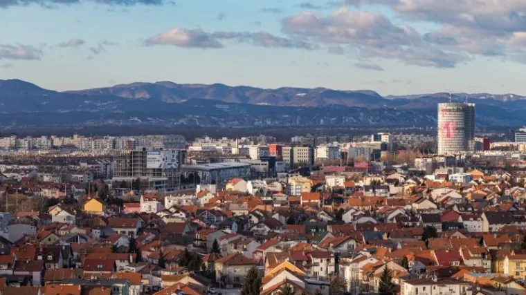 'Iznajmit ću vam stan ako mi kažete di ste bili '91. , nudim i kauč osobno kupljen od Tuđmana'