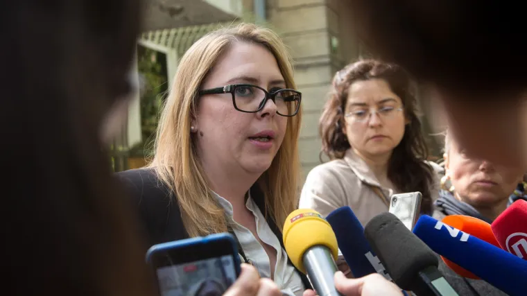 Saucha pod te&scaron;kim presingom pro&scaron;irenja istrage: &scaron;alje li njegova supruga poruku Milanoviću?