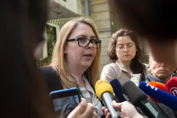 Saucha pod te&scaron;kim presingom pro&scaron;irenja istrage: &scaron;alje li njegova supruga poruku Milanoviću?