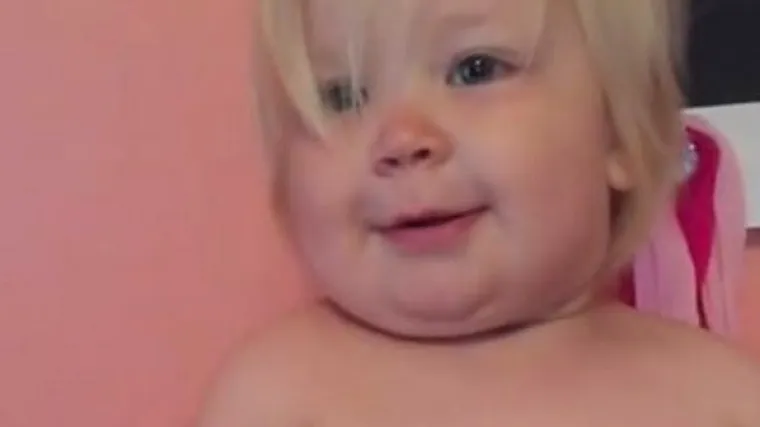 Preslatko: bucmasti dječačić poku&scaron;ava ugurati trbu&scaron;čić u preuske traperice