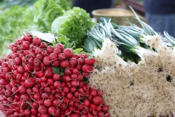 Zagreb: uoči Uskrsa na tržnici Utrina najtraženiji luk, rotkvice i kokošja jaja