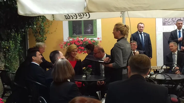 Prosvjednici im ostavili gorak okus u ustima: nakon otvorenja izložbe predsjednici se uputili na - kolače!