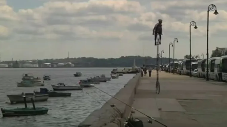 Najbrži i najvi&scaron;i: Kubanac pruža 'poseban pogled' na Havanu svojim trometarskim biciklom