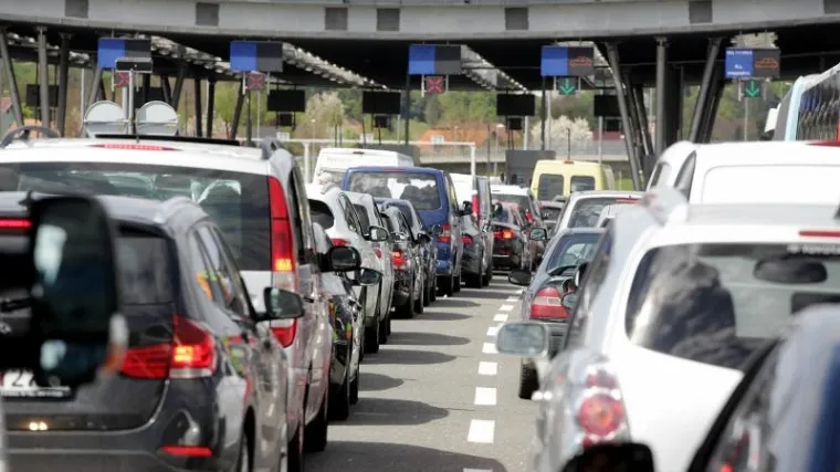 Na Bregani se čeka tri i pol sata, kolona duga dva kilometra na Bajakovu