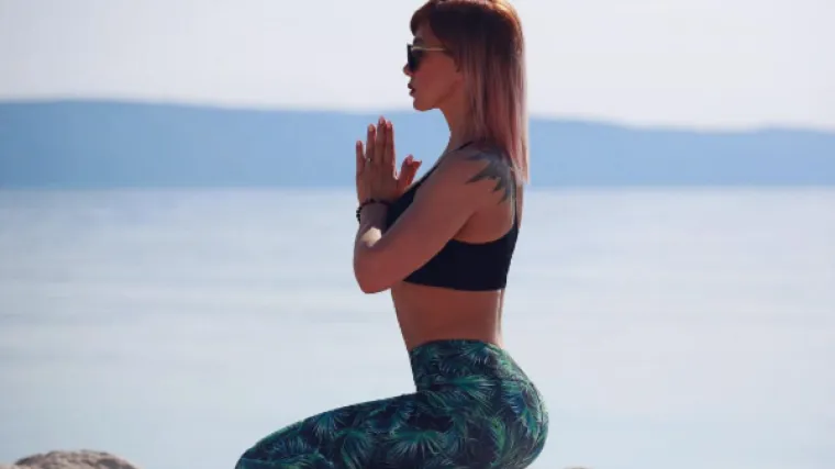 Žanamari izbacila guzu vježbajući jogu, a zatim pokazala obline u pripijenoj haljini