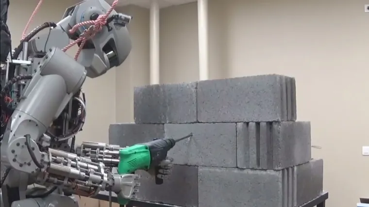 On se zove F.E.D.O.R. i spreman je za borbu