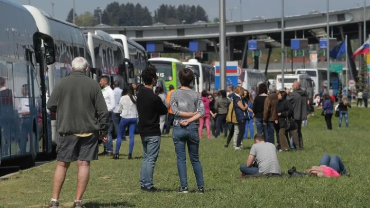 Na Bregani se čekalo i do pet sati! Ljudi izgubili živce, iza&scaron;li iz buseva i počeli pje&scaron;ice prelaziti granicu: 'Za sve su krivi Slovenci!'