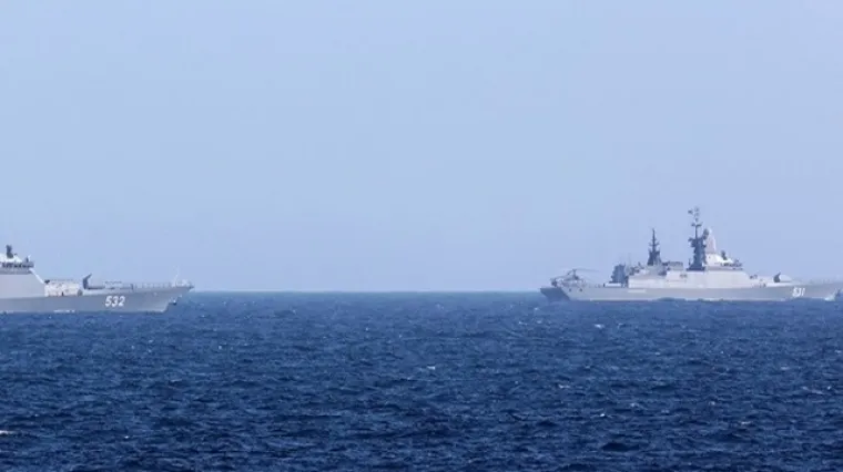 U jeku napetosti između Zapada i Kremlja, dva vojna broda stigla tik do britanskih voda