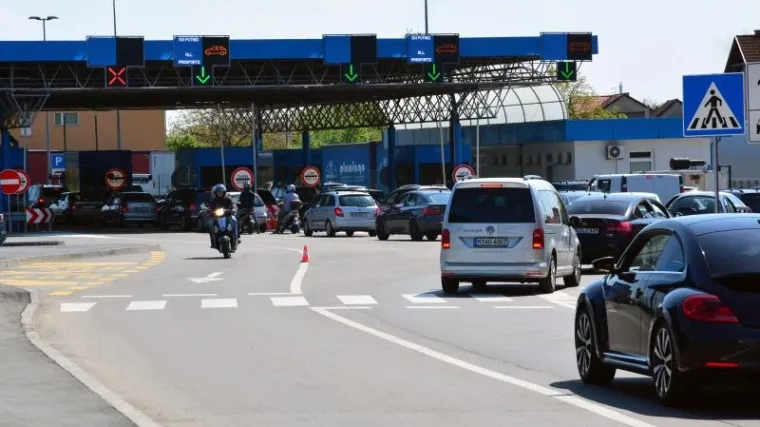 Na Bregani automobili čekaju do pola sata, autobusi sat i pol
