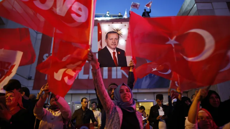 Erdogan proglasio pobjedu na referendumu, oporba se žali na nepravilnosti