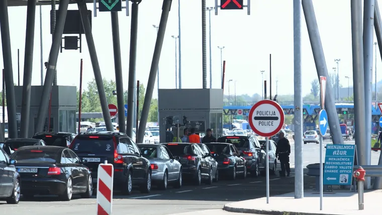 Promet pojačan svim graničnim prijelazima, jo&scaron; veće gužve poslijepodne