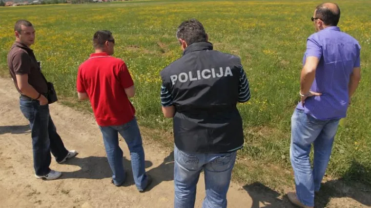 Na livadi pronađen teško ozlijeđeni mladić (29), preminuo u bolnici