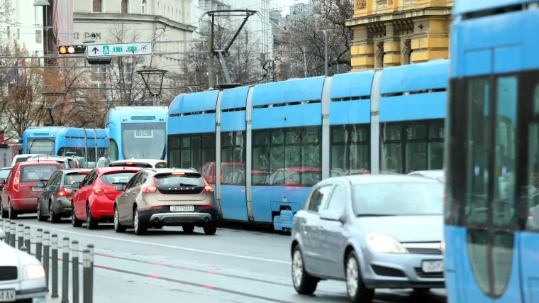 Automobilom se zaletio u tramvaj koji je od siline udarca iskočio iz tračnica
