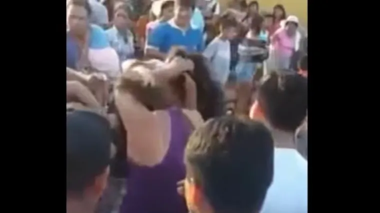 Na misu do&scaron;ao s ljubavnicom dok mu se žena iza molila pa izbila nimalo kr&scaron;ćanska tučnjava