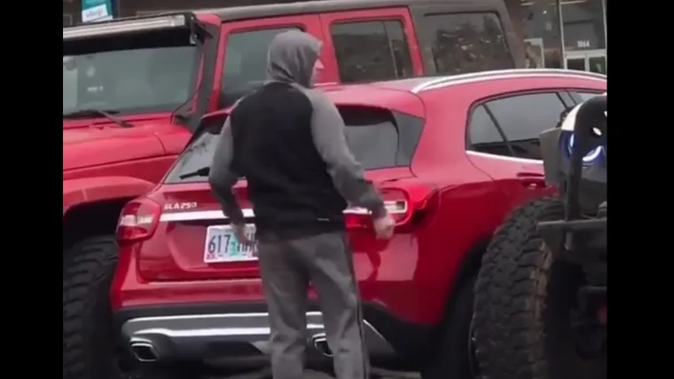 Ono kad parkira&scaron; kao idiot, a ne vidi&scaron; dva moćna džipa...