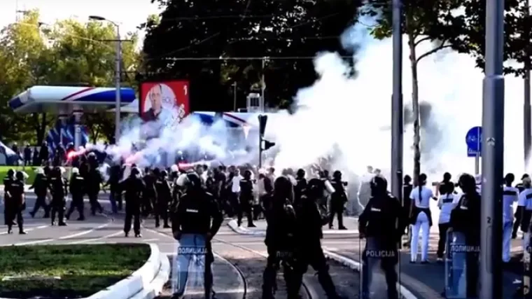 Tučnjava Delija i Grobara začinjena i tučnjavom samih nogometa&scaron;a