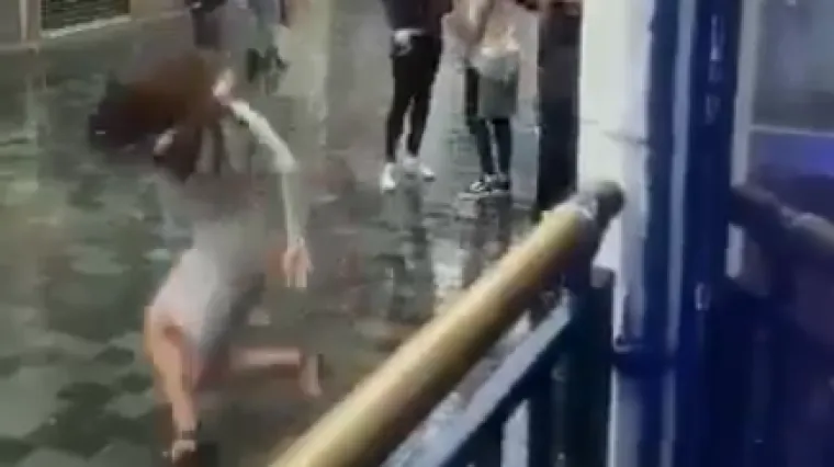 Djevojka ispred kluba napala izbacivača pa pobrala bolnu pljusku