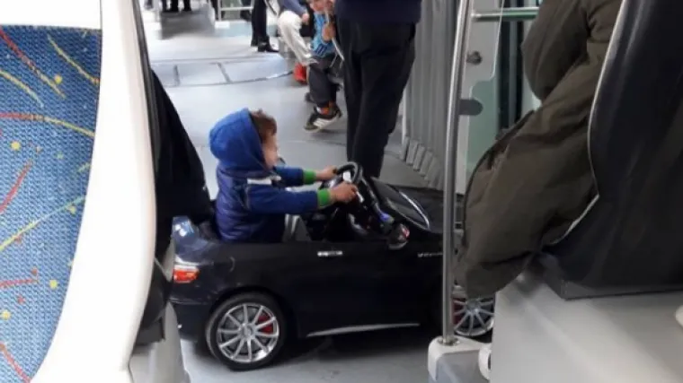 Mali genijalac iz Zagreba opet osvojio dru&scaron;tvene mreže: ovog puta automobilom je 'uletio' u tramvaj