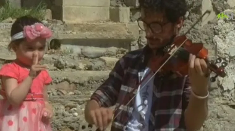 Neće se pokoriti teroru: irački violinist svira dok pucnjava i eksplozije odjekuju Mosulom