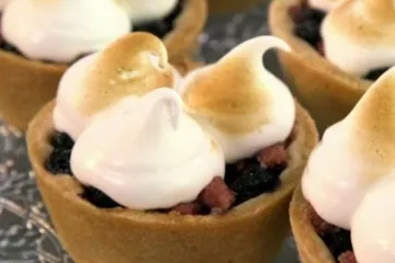 Hrskave tortice s aronijom i kruškama