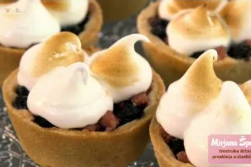 Hrskave tortice s aronijom i kruškama