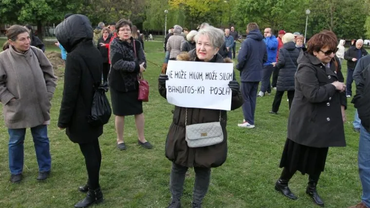 Zaustavili bagere koji su počeli raskopavati park