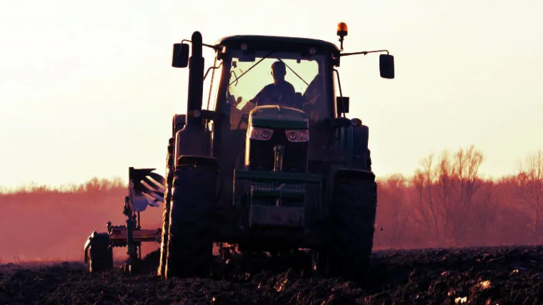 Izgubio ravnotežu, pao s traktora na noževe freze i poginuo