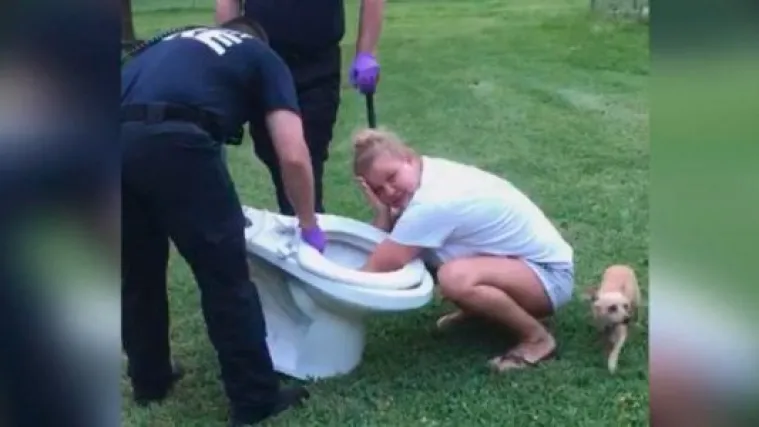 Ruka joj se zaglavila u WC-u, spa&scaron;avali ju vatrogasci, a razlog je prilično banalan