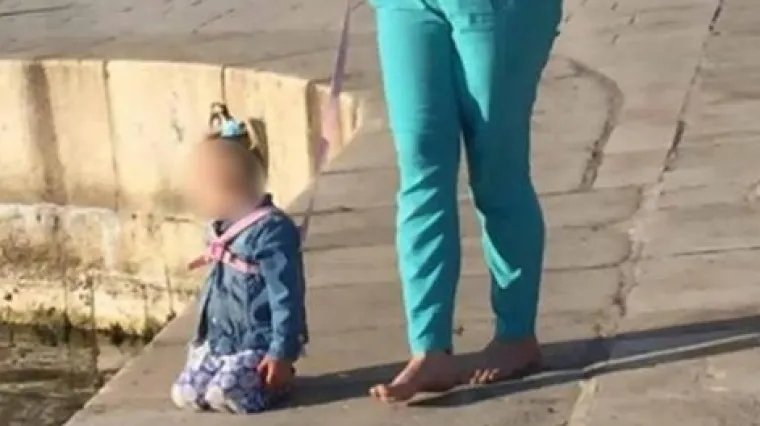 Fotografija koja je podijelila javnost: majka na uzici &scaron;eće kćer po splitskoj Rivi