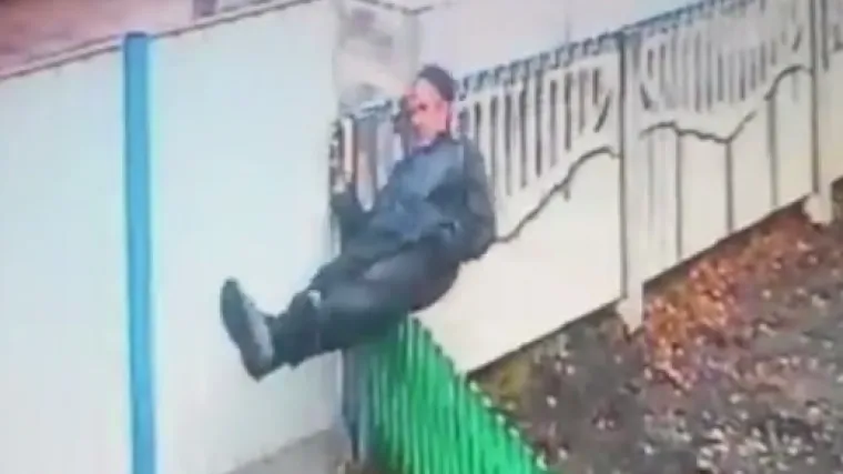 Nadzorna kamera snimila avanture pijanog susjeda