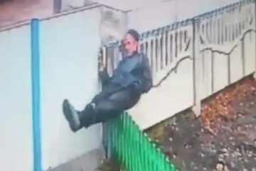 Nadzorna kamera snimila avanture pijanog susjeda