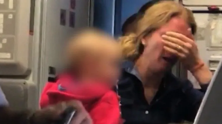 Stjuard nasilno istrgnuo dječja kolica iz ruku putnice s djetetom u naručju