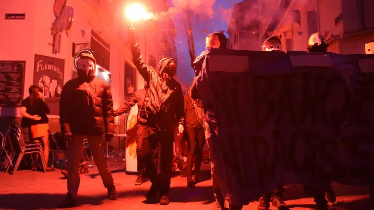 Stotine maskiranih antifašista sukobile se s policijom, lete boce i petarde