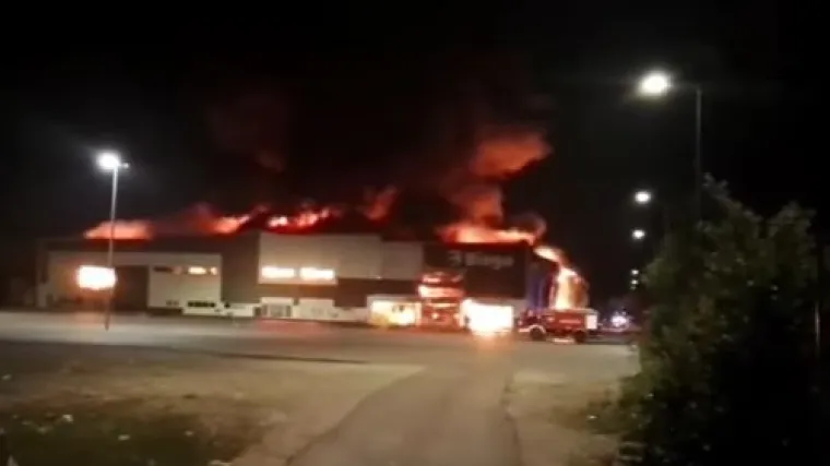 Požar progutao veliki trgovački centar, kupci i zaposlenici bježali pred vatrom