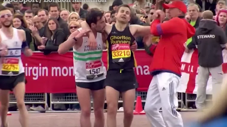 Prekrasna gesta: 200 metara prije cilja maratona pomogao iscprljenom trkaču