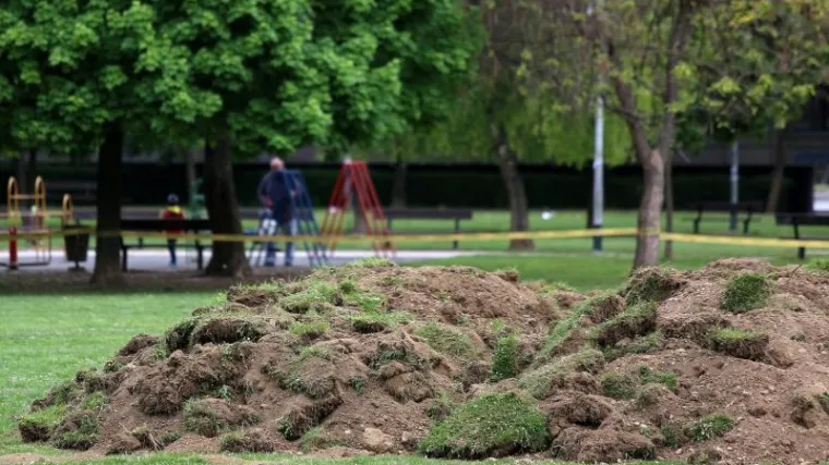 Na Savici nova ograda, građani stali pred bagere