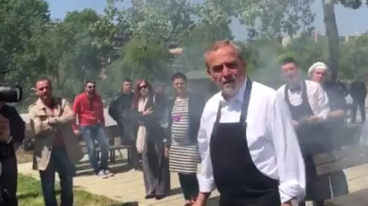 Dok građani tijelima blokiraju bagere, Bandić stotinu metara dalje peče ćevape