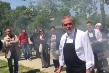 Dok građani tijelima blokiraju bagere, Bandić stotinu metara dalje peče ćevape