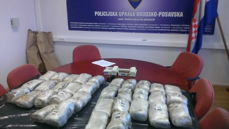 Nakon detaljne pretrage automobila, razotkrili su golemu po&scaron;iljku