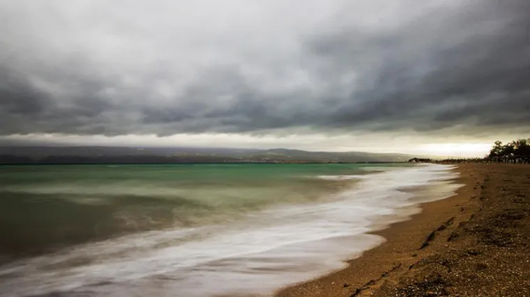 Spa&scaron;en slovenski jedriličar kojeg je jako jugo bacilo na hridi otoka Paga