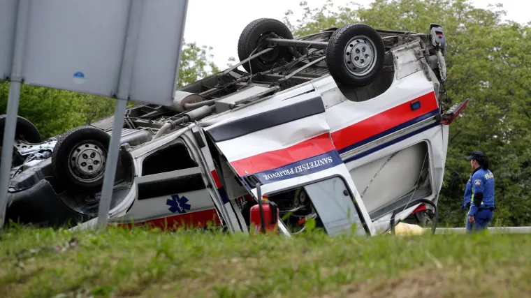 Stra&scaron;na nesreća kod zagrebačke Arene: od siline sudara vozilo sanitetskog prijevoza zavr&scaron;ilo na krovu